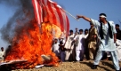 Während einer Demonstration in Kabul wirft ein Student die US-Flagge ins Feuer und lässt sie verbrennen. Hunderte Studenten sind über die Bombardierung einer Moschee und das Verbrennen eines Koranbuches durch US-Streitkräfte wütend, auch wenn diese Anschuldigungen nur auf Gerüchte beruhen. Foto: ap