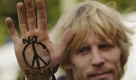 Ein Demonstrant, der am Samstag gegen eine Demonstration von Rechten in Berlin protestiert, hält seine Hand mit einem Friedenszeichen und der Aufschrift No Facism in die Höhe. 
Hintergrund des Neonazi-Aufmarsches war ein Brandanschlag auf ein in der rechtsextremen Szene beliebtes Lokal am Sonntag vergangener Woche. Zunächst war eine politisch motivierte Tat vermutet worden. Am Freitag hatte der Staatsschutz sieben Männer festgenommen. Keiner der Verdächtigen habe aus politischer Motivation gehandelt, hieß es.  Foto: ddp