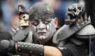Ein extravagant gekleideter Anhänger der Footballmanschaft Oakland Raiders verfolgt das Spiel seiner Mannschaft gegen die Cincinnati Bengals. Foto: ap