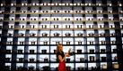 Ein Model betrachtet auf der Konsumgütermesse Ambiente 2010 in Frankfurt am Main Töpfe. Vom 12. bis 16. Februar präsentieren 4504 Aussteller aus 93 Ländern die neusten Trends des Wohn-Designs.
 Foto: ddp