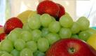 Obst essen ist nicht immer ganz leicht. Manchmal helfen Messer und Gabel. Foto: Miguel Villagran Foto: dpa
