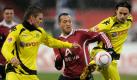 In Nürnberg bot Tabellenführer Borussia Dortmund wie schon zuletzt nicht die ganz große Fußballkunst, gewann die Partie aber souverän - so wird man Deutscher Meister. Hier melden die Dortmunder Lukasz Piszczek (links) und Neven Subotic Nürnbergs Angreifer Julian Schieber ab. Foto: dapd