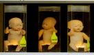 Gläser mit Babypuppen stehen am Mittwoch (26.02.2003) in einem Regal, das Greenpeace vor dem Bundesjustizministerium in Berlin aufgestellt hat. Die Organisation will damit gegen die Patentvergabe auf das Klonen menschlicher Embryonen protestieren. Konkreter Anlass war das Bekanntwerden eines solchen Patents, das laut Greenpeace bereits 1999 vergeben wurde. Fotograf: Michael Hanschke dpa/lbn 
 Foto: dpa