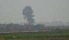 Bei einer Flugshow in der Provinz Shaanxi in China ist ein Jagdbomber abgestürzt. Der Pilot des Flugzeugs konnte sich kurz vor dem Aufprall gerade noch per Fallschirm retten. Foto: dapd