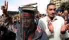 Ein Demonstrant auf dem Tahrir-Platz hat sich einen Kopfschutz gebastelt. Foto: dpa