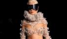 Hingucker? Wenn man darf. Nur in Schneeflocken möchte Designerin Sarah Burton ihre Models hüllen. Nach Alexander McQueens Selbstmord im Februar 2010 lebt sein Modelabel unter seinem Namen weiter. Für ihn hat Burton das Schneekleid gestaltet. Foto: dapd