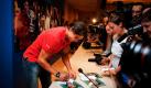 Der spanische Tennisprofi Rafael Nadal signiert während einer Autogrammstunde auf dem Barajas Flughafen in Madrid Bücher. Nach seinem Sieg bei den US Open kehrte der Weltranglistenerste nun für eine wohlverdiente Pause nach Hause zurück. Foto: ap