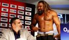 Der US-amerikanische Boxer Shannon Briggs (rechts) fordert in Hamburg bei einer Pressekonferenz den ukrainischen Boxers Vitali Klitschko dazu auf, seinen Bauch zu berühren. Die beiden Boxer treffen am 16. Oktober im Kampf um den WM-Gürtel in Hamburg aufeinander. Foto: ap