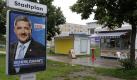 Ein Wahlplakat von Lorenz Caffier, Spitzenkandidat der CDU neben einer Imbissbude in Schwerin. Foto: dpa