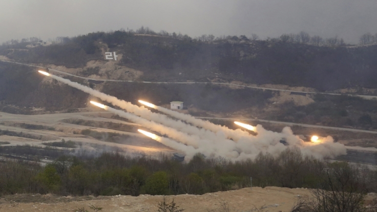 Südkoreanische Raketenwerfer feuern am 26.04.2017 auf dem Seungjin Fire Training Field in Pocheon.