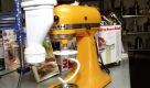 Seit 50Jahren können Kunden die Küchenmaschine von Kitchen Aid nahezu unverändert kaufen. Dabei hat sie sogar weniger komplexe Technik an Bord als ihre jüngeren Pendants. Günstig ist das Gerät aber nicht, etwa 500Euro sollte man einplanen. Sebastian Walenciak vom Küchengeschäft Culinaris ist aber überzeugt, dass seine Kunden eher aufQualität als auf den Preis achten. Foto: news.de