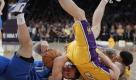 Dirk Nowitzki und die Dallas Mavericks haben das Gipfeltreffen in der nordamerikanischen Basketball-Profiliga NBA gegen die Los Angeles Lakers verloren. Die Texaner mussten sich am Donnerstagabend (Ortszeit) beim Titelverteidiger klar mit 82:109 geschlagen geben. Der Würzburger Nowitzki erzielte 27 Punkte, Lakers-Superstar Kobe Bryant steuerte 28 Punkte zum Sieg seines Teams bei. Hier kämpfen Dallas-Guard Jose Juan Barea (links) und die Lakers-Spieler Steve Blake (rechts) und Matt Barnes um den Ball. Foto: dapd