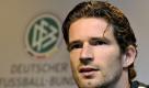 Warum ist der eigentlich kein Model, sondern Fußballer? Ob Arne Friedrich (Deutschland) auf dem Platz eine gute Figur macht, ist bei dem smarten Blick, dem verschmitzten Lächeln und dem verwegenen Dreitagebart vollkommen nebensächlich. Oberflächlich gesagt: Er hat erstklassige physische Argumente. Ist das nicht am Ende des Tages wichtiger als jedes Tor? (Ines Weißbach, Reporterin) Foto: ddp
