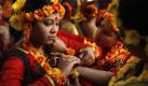 Letzte Vorbereitungen: Tänzerinnen verkleiden sich mit Blumen für das «Bashanta Utsab» in Dhaka, Bangladesch. Die traditionelle Feier markiert den Beginn des Frühlings. Foto: Abir Abdullah Foto: dpa