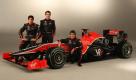 Das Team Virgin Racing von Lebemann Richard Branson ist Formel-1-Neuling. Die Piloten sind Timo Glock (rechts hinten), Lucas di Grassi (links hinten) und Testfahrer Luiz Razia (vorne). Foto: dpa