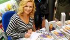 Veronica Ferres während einer Signierstunde zu ihrem aktuellen Buch Kinder sind unser Leben. Darin stellt Ferres Projekte, Menschen und Initiativen vor, die hilfsbedürftige Kinder unterstützen. Foto: dpa