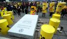 Warnung vor der gefährlichen Fratze der nuklearen Energie: Anti-Atomkraft-Aktivisten, haben sich um das Monument der Selbstsucht vor dem finnischen Parlament in Helsinki versammelt. Die Demonstranten wollen die Namen der Mitglieder des Parlaments in den Stein eingravieren, die für neue Atompläne gestimmt haben und den Stein dann in der Innenstadt der finnischen Hauptstadt versenken. Politiker gaben kürzlich die Erlaubnis für weitere Atomanlagen. Foto: dpa
