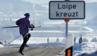 Ein Langlaeufer ueberquert am Montag (03.01.11) bei Waldburg nahe des Allgaeus hinter einem Verkehrsschild mit der Aufschrift 'Loipe kreuzt' huepfend die Strasse, Ein Tiefdruckgebiet bringt ab der Nacht zu Mittwoch Tauwetter, wie der Deutsche Wetterdienst am Sonntag (02.01.11) in Offenbach mitteilte. Bei dem von Arno eingeleiteten Umschwung sorgen steigende Temperaturen und Regenfaelle fuer Schmuddelwetter und oertlich glatte Strassen. Gegen Ende der Woche lenkt ein noch namenloses Tief ueber Frankreich milde Luft aus dem Suedwesten nach Deutschland. (zu dapd-Text) Foto: Felix Kaestle/dapd Foto: dapd