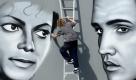 In this photo taken on March 29, 2010, Bay of Plenty artist Owen Dippie puts the finishing touches to his mural titled 'Two kings of rock'n'roll' in Tauranga, New Zealand. The graffiti artist has painted the images of Michael Jackson and Elvis Presley. (AP Photo/New Zealand Herald, Alan Gibson) **New Zealand Out, Fairfax Australia Out** Foto: ap