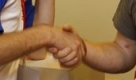 Diese beiden Herren dürfen alles, nur nicht loslassen:Denn Jack Tsonis (li.) und Lindsay Morrison wollen eine Rekord brechen; also einen neuen aufstellen - nämlich den des längsten, ununterbrochenen Handschlages. Dafür müssen sie mehr als elf Stunden lang den Kontakt halten. Die beiden Australier müssen deshalb alles zusammen tun - vom Telefonieren bis zum Gang an jene Ort, die selbst der Kaiser nur alleine aufsuchte... Foto: ap