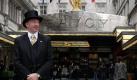 Ein mit schwarzem Frack und Chapeau Claque gekeideter Doorman des Savoy steht vor Eingang des neu eröffneten Hotel Savoy in London. Das Traditionshaus ist vom Eigner, der kanadischen Fairmont-Gruppe, in den vergangenen drei Jahren für 220 Millionen Pfund restauriert worden. Foto: dpa