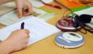 Bei der Nachhilfe sollte die Chemie zwischen Lehrer und Schüler stimmen. (Bild: Christian Charisius/dpa) Foto: dpa