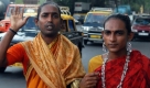 Eunuchen betteln auf der Straße in Mumbai, Indien. Die Eunuchen und Transsexuellen Indiens, auch Hijiras genannt, haben erreicht, dass sie sich bei den Behörden nicht mehr als Mann oder Frau klassifizieren müssen, sondern als andere gelistet werden. Der Begriff Eunuch bezeichnet einen Mann, der einer Kastration unterzogen wurde. Foto: dpa