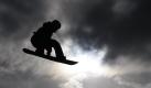 A snowboarder jumps in a practice for the qualification heats during the FIS World Cup snowboard big air competition at Battersea Power Station in London, Saturday, Oct. 30, 2010. (AP Photo/Sang Tan) Foto: ap
