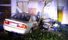 Eine 44-Jährige ist am frühen Freitagmorgen in Hilden mit ihrem Auto in ein Altenheim gerast. Der Wagen durchschlug die Gebäudefront und kam in einer verglasten Cafeteria zum Stehen. Dort befand sich zu nächtlicher Stunde zum Glück niemand. Die Autofahrerin erlitt bei dem Aufprall lebensgefährliche Verletzungen und kam ein Krankenhaus. Foto: dpa