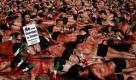 Animal rights activists covered in fake blood and wearing banderillas, or barbed darts, protest bullfighting in Mexico City, Saturday, Feb. 6, 2010. The sign reads in Spanish 'No to bullfighting!' (AP Photo/Marco Ugarte) Foto: ap