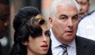 Mitch Winehouse, Vater der 2011 verstorbenen Sängerin Amy Winehouse, sieht seine Tochter zusammen mit Whitney Houston im Himmel. «Ihre Musik wird niemals sterben», schrieb Winehouse beim Internetdienst Twitter. «Was für eine tolle Mädchenband im Himmel.»
  Foto: dpa