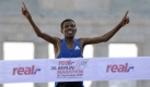 Haile Gebrselassie aus Äthiopien gewinnt in der Bundeshauptstadt den 36. Berlin-Marathon. Die Rekordzahl von 40.923 hat sich zu der Laufveranstaltung unter dem Motto 20 Jahre grenzenlos laufen angemeldet. Foto: dpa