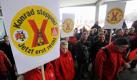 Atomkraftgegner protestieren in Salzgitter vor dem Rathaus mit Plakaten mit der Aufschrift Konrad stoppen! Jetzt erst recht gegen eine mögliche Umlagerung der radioaktiven Abfälle aus dem Atommülllager Asse in das geplante Endlager Schacht Konrad. Foto: ddp