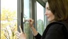 Steigt ein Dieb im Erdgeschoss durch ein geöffnetes Fenster, zahlt die Hausratsversicherung nicht. (Bild: dpa) Foto: dpa