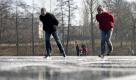 Zwei aus Holland stammende Berliner laufen am Samstag in Berlin auf dem Weißensee Schlittschuh. Ein Hochdruckgebiet über Russland lenkt weiter kalte Luft in den Osten Deutschlands. Auf den Westen greifen unterdessen atlantische Tiefausläufer über und sorgen für viele Wolken, aber mildere Temperaturen, wie der Deutsche Wetterdienst am Samstag in Offenbach mitteilte.
 Foto: ddp