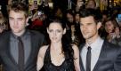 Nachwuchsschauspieler Robert Pattinson (links), Kristen Stewart und Taylor Lautner stellten den vorletzten Film der Twilight-Reihe, Breaking Dawn Teil 1, in London vor.  Foto: dapd