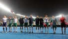 Historischer Sieg: Die Spieler von Rapid Wien lassen sich nach dem 3:0 verdientermaßen feiern. Ihre Fans waren von Anfang an in bester Laune, viele entledigten sich im Wiener Herbst früh ihrer Oberbekleidung, die sie offenbar am Anfeuern ihrer Mannschaft hinderte. Foto: dpa
