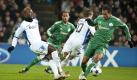 Der FC Kopenhagen erledigte seine Sache souverän und setzte sich gegen Panathinaikos Athen mit 3:1 durch. Hier behauptet Athens Gilberto Silva (rechts) gegen Dame N'Doye den Ball. Foto: dpa