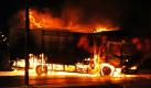 In Sohar, Omar, steht ein LKW in Flammen. Rotestanten zündeten einen Supermarkt an und sammelten sich in verschiedenen Orten der Stadt zu Kundgebungen, um mehr Mitsprache und Arbeitsplätze zu fordern. Bei den Aufständen gab es Tote. Die Polizei sperrte die Hauptstraßen rund um Sohar, um die Demonstranten zu isolieren und zu verhindern, dass die protestierende Menge wächst.  Foto: dapd