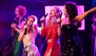Sie sind zurück: In einer Szene von Sex and the City 2 stehen Miranda (von links nach rechts; Cynthia Nixon), Carrie (Sarah Jessica Parker), Samantha (Kim Cattrall) und Charlotte (Kristin Davis) zusammen auf der Bühne. Foto: ap