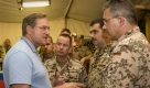 Verteidigungsminister Franz Josef Jung im Gespräch mit Soldaten. (Archivbild)

ARCHIV - Das von der Bundeswehr herausgegebene Foto zeigt Bundesminister der Verteidigung Franz Josef Jung, links, am 4. September 2008 in Feyzabad, im Gespraech mit deutschen Soldaten. Bundesverteidigungsminister Franz Josef Jung hat den von deutschen Truppen angeforderten Luftangriff in Afghanistan mit Dutzenden Toten verteidigt. Man muesse eindeutig sehen, dass durch diese zwei Tanklastwagen voll mit Benzin eine Bedrohung fuer unsere Soldaten vorhanden war, sagte Jung nach Angaben des ZDF von Sonntag, 6. September 2009. (AP Photo/Bundeswehr, Andrea Bienert) ** EDITORIAL USE ONLY * NO SALES **   --- FILE - A photo released by the German army Bundeswehr on Thursday, Sept. 4, 2008 shows German Defence Minister Franz Josef Jung, left, talks to German soldiers in Feyzabad, Afghanistan. (AP Photo/German Bundeswehr, Andrea Bienert) ** EDITORIAL USE ONLY * NO SALES ** Foto: ap