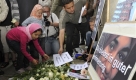 Etwa 1.000 deutsche und auslaendische Einwohner trauern am 11. Juli 2009, in Dresden vor dem Rathaus waehrend einer oeffentlichen Trauerfeier fuer Marwa El-Sherbiny und legen rote Rosen ab. Knapp vier Monate nach der toedlichen Messerattacke im Dresdner Landgericht muss sich der mutmaßliche Moerder der Aegypterin Marwa El-Sherbini am (morgigen) Montag, 26. Oktober 2009 vor dem dortigen Schwurgericht verantworten. (AP Photo/Matthias Rietschel) FILE - In this July 11, 2009 file photo, about 1,000 German and foreign residents of Dresden mourn during a public funeral service for Marwa El-Sherbiny in Dresden, eastern Germany.  Banner reads: 'You will always be in good remembrance'. (AP Photo/Matthias Rietschel) Foto: ap