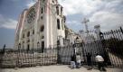 Haitianer beten vor einer zerstörten Kathedrale in Port-au-Prince für ihre Zukunft. Noch immer laufen nach dem verheerenden Erdbeben des 12. Januar die Aufräumarbeiten. Foto: ap