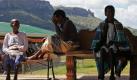 Patienten sitzen vor einem Tuberkulose-Hospital in Maseru, Lesotho. Am heutigen Welttuberkulosetag machen Organisationen wie Ärzte ohne Grenzen auf die Krankheit und ihre Folgen aufmerksam. Nach Angaben der Weltgesundheitsorganisation erkranken weltweit jedes Jahr knapp neun Millionen Menschen an Tuberkulose. Foto: ap