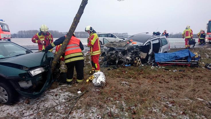 Rettungskräfte an der Unfallstelle: Drei Menschen sterben auf der Bundesstraße 7 in Thüringen.
