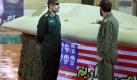 Blamage für die USA: Der iranische General Amir-Ali Hajizadeh (l.) lässt sich die erbeutete US-Drohne RQ-170 vorführen. Foto: Iran´s Revolutionary Guard Websi Handout Foto: dpa