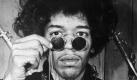 Die erste Gitarre, die Rocklegende Jimi Hendrix auf der Bühne in Brand steckte, wurde 2008 in London für 280.000 Pfund versteigert. Hendrix hatte die Fender Stratocaster im März 1967 nach einem Konzert in London in Flammen gesetzt. Foto: dpa