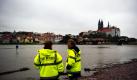 Ralph Rudolph und Beate Pauler vom Ordnungsamt Meißen kontrollieren den Pegelstand der Elbe in Meißen. Bei einem Wasserstand von 5, 20 Meter sei die Innenstadt bislang nicht gefährdet, so die Ordnungshüter. Foto: dpa