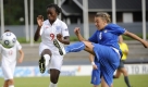 England: Nationaltrainerin Hope Powell formt seit zehn Jahren eine international schlagkräftige Truppe. Obwohl der Weltranglisten-9. (in Weiß) aus dem Fußball-Mutterland bei EM-Endrunden fast immer dabei war, gelang noch nie ein Titelgewinn. Der bis dato größte EM-Erfolg liegt lange zurück: 1984 unterlagen die Britinnen im Finale Schweden erst im Elfmeterschießen. Foto: dpa