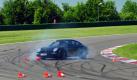 Beim raschen Spurwechsel geraten manche Fahrer schon zum ersten Mal an die Grenzen der Physik. Foto: Porsche